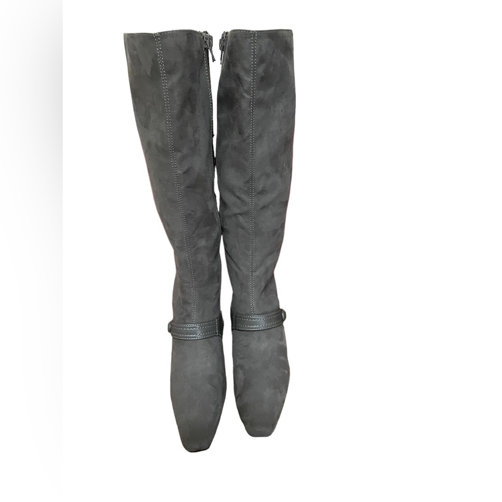 Brand New Aerosoles Gray Suede-Like material w/ Lining boots size 6M with box.